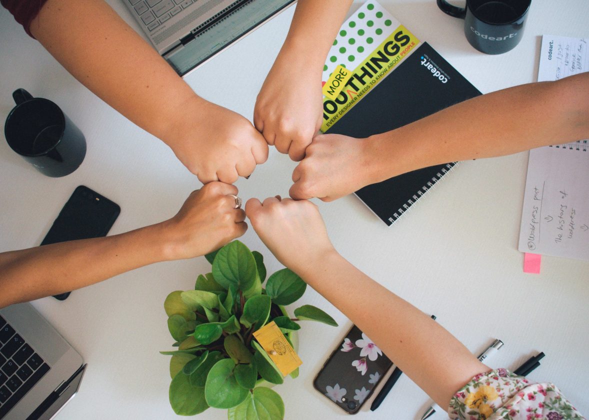 Τρία πράγματα συνδέουν σχεδόν απόλυτα τους ανθρώπους